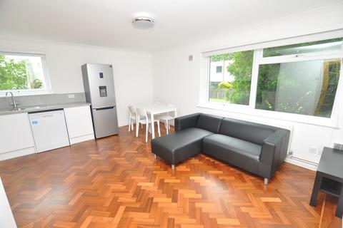 3 bedroom apartment to rent, Hilgay Court, Cross Lanes, Guildford, Surrey, GU1