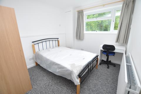 3 bedroom apartment to rent, Hilgay Court, Cross Lanes, Guildford, Surrey, GU1