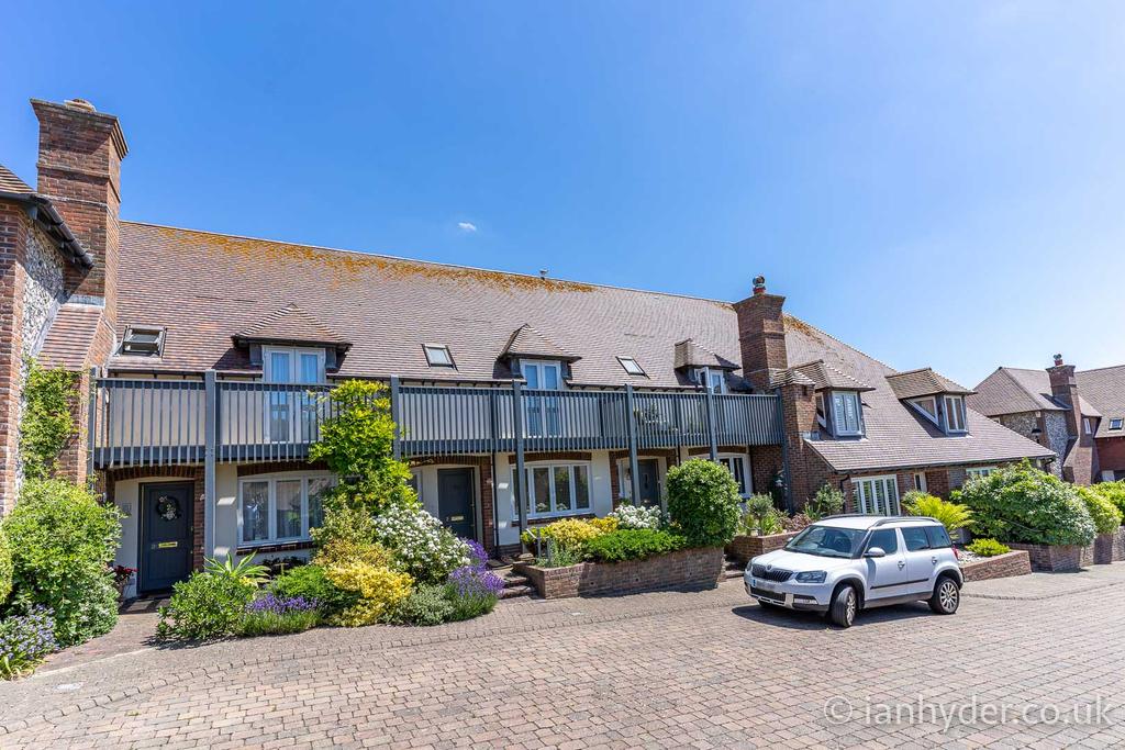 Burnes Vale, Rottingdean, Brighton BN2 2 bed terraced house £1,750