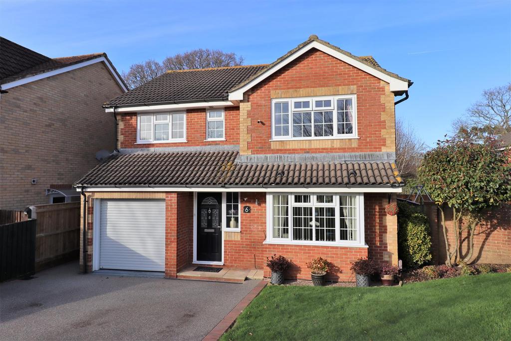 Forest Oak Drive, New Milton, Hampshire, BH25 4 bed detached house for