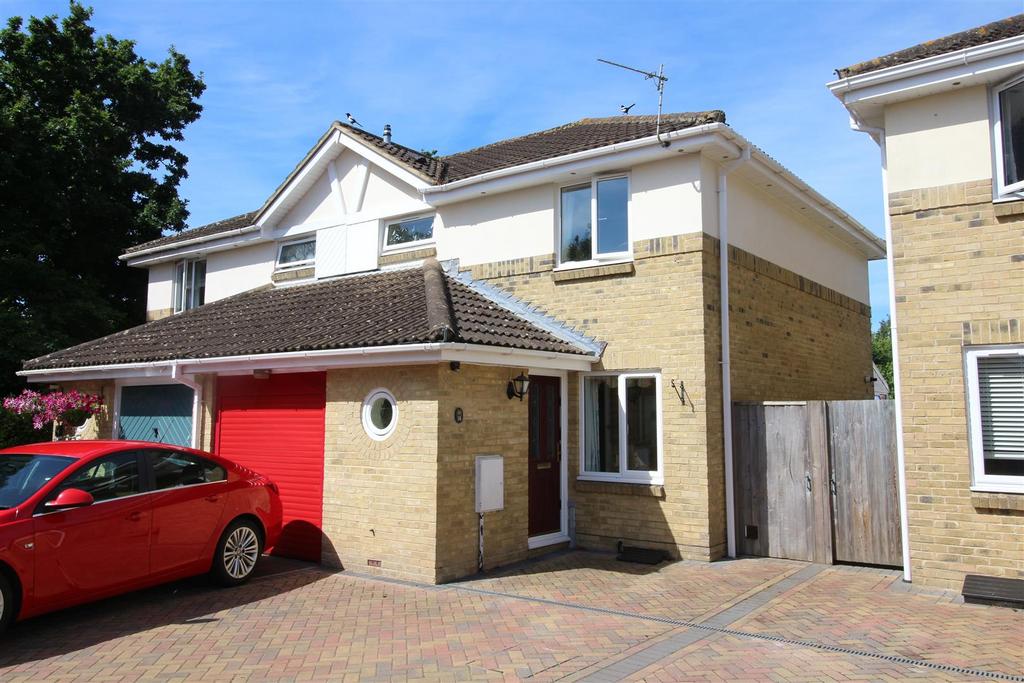 Hart Close, New Milton, Hampshire, BH25 3 bed semidetached house £