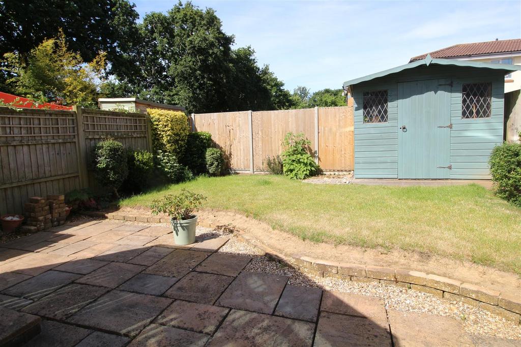 Hart Close, New Milton, Hampshire, BH25 3 bed semidetached house £