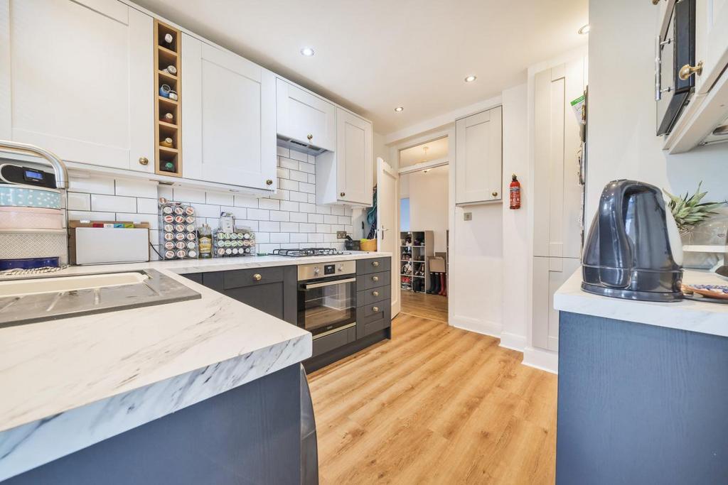 Edge Hill, Wimbledon 2 bed flat for sale £500,000