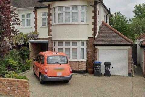 Garage to rent, Lakenheath, London N14