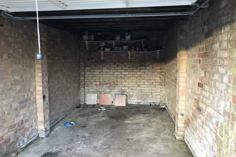 Garage to rent, Porlock Drive, Luton LU2