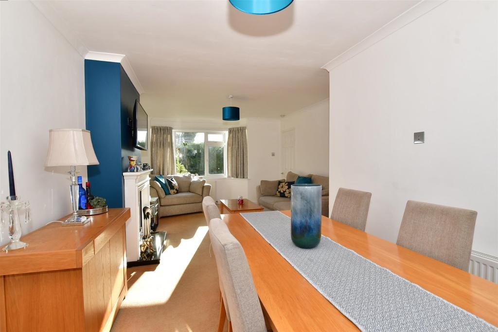Lounge/Dining Area