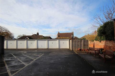 Garage to rent, Hucclecote Road, Gloucester GL3