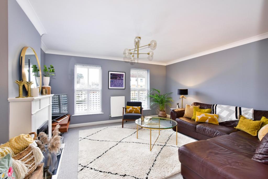 Byewaters, Watford, Hertfordshire, WD18 3 bed terraced house £600,000