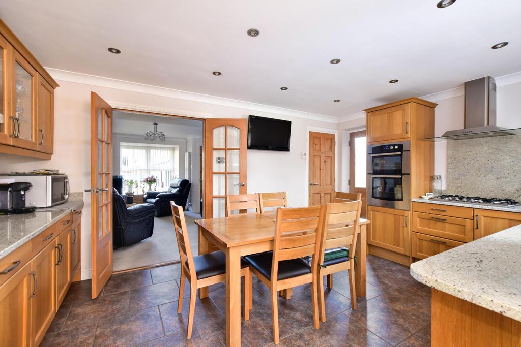 Byewaters, Watford, Hertfordshire, WD18 4 bed link detached house £685,000