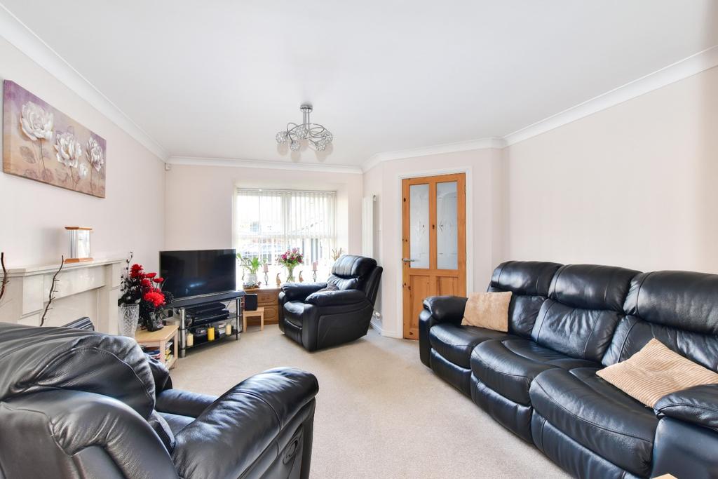 Byewaters, Watford, Hertfordshire, WD18 4 bed link detached house £685,000