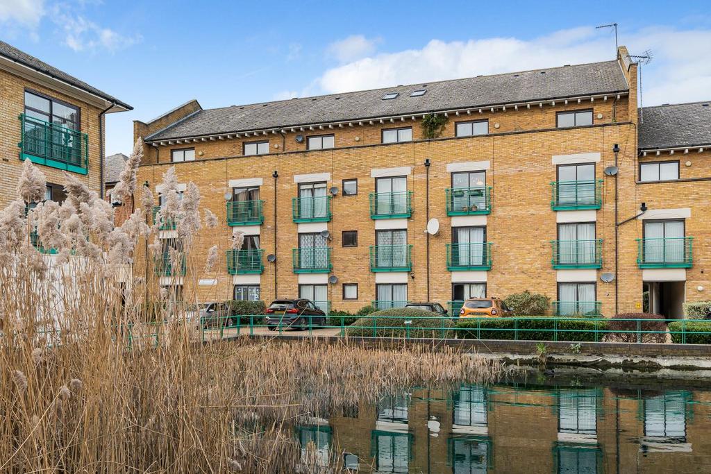 Plover Way, London 2 bed flat £580,000