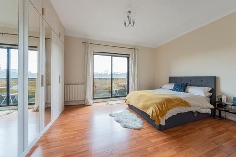 58 Plover Way, London, SE16 7TT