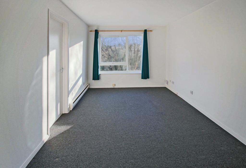 Chiltern Park Avenue, Berkhamsted... 2 bed flat £1,100 pcm (£254 pw)