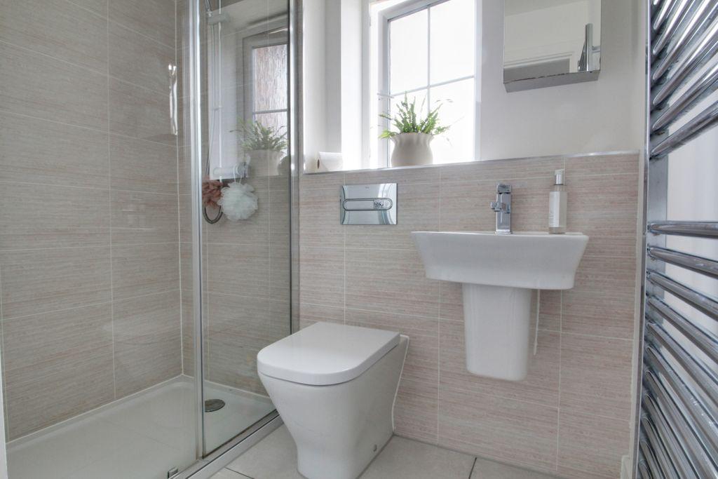 En-suite to beroom 1.