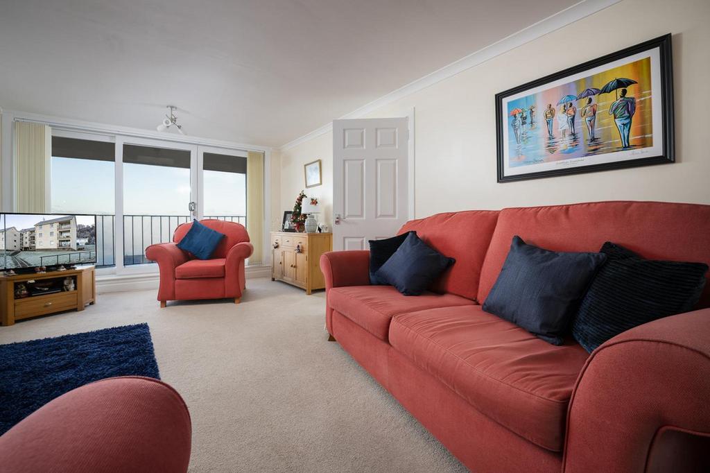 Glenhuntly Terrace, Port Glasgow, PA14 2 bed flat £80,000