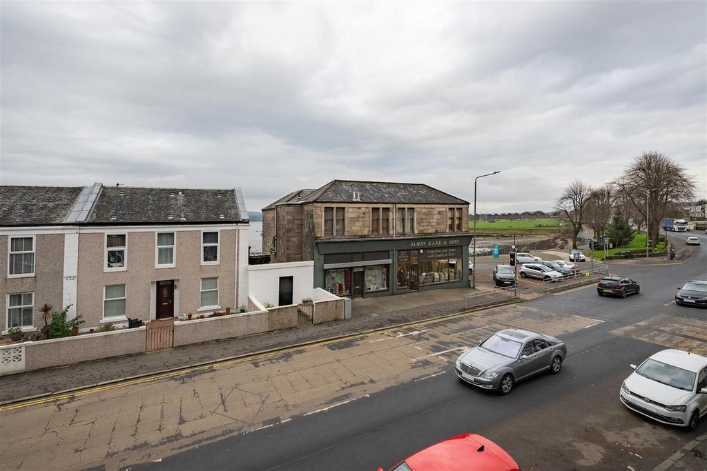 Cardwell Road, Gourock, PA19 2 bed flat £70,000