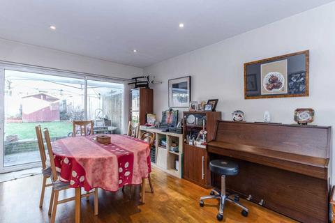 4 bedroom terraced house for sale, Chiltern Avenue, Bushey