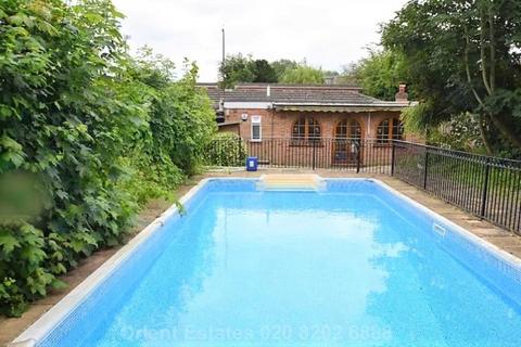 2 Boltmore Close, London, NW4 1EX