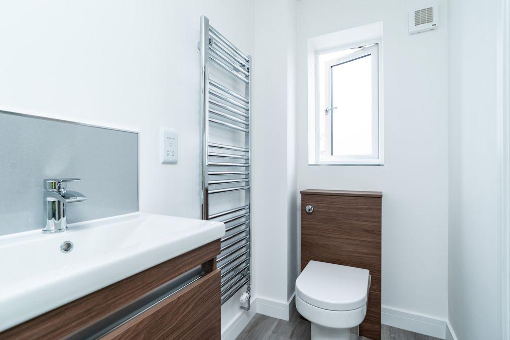 Ensuite to Bed 1