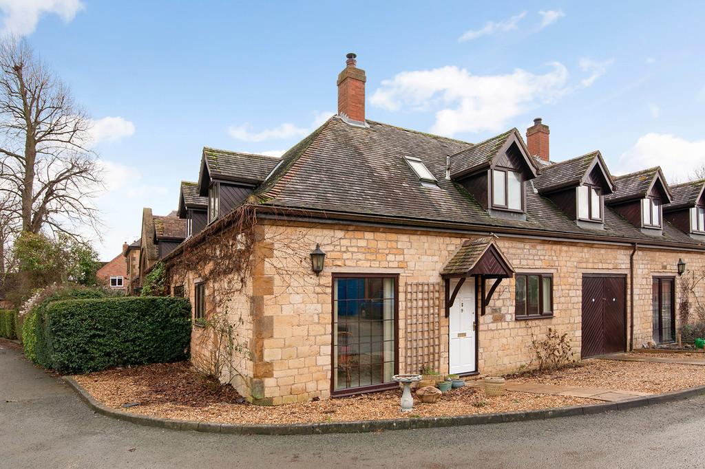 Little 2 bed end of terrace house £325,000