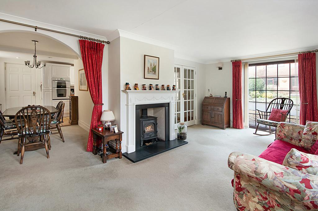 Little 2 bed end of terrace house £325,000