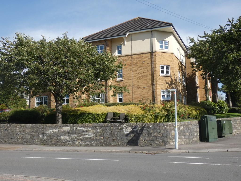 92 Park Street, Bridgend County... 2 bed ground floor flat £135,000