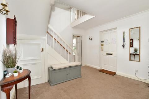 7 Poplar Row, Theydon Bois, Epping, CM16 7NB
