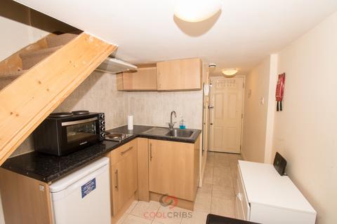Studio to rent, Westbourne Crescent, Lancaster Gate, London  W2