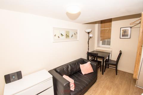Studio to rent, Westbourne Crescent, Lancaster Gate, London  W2