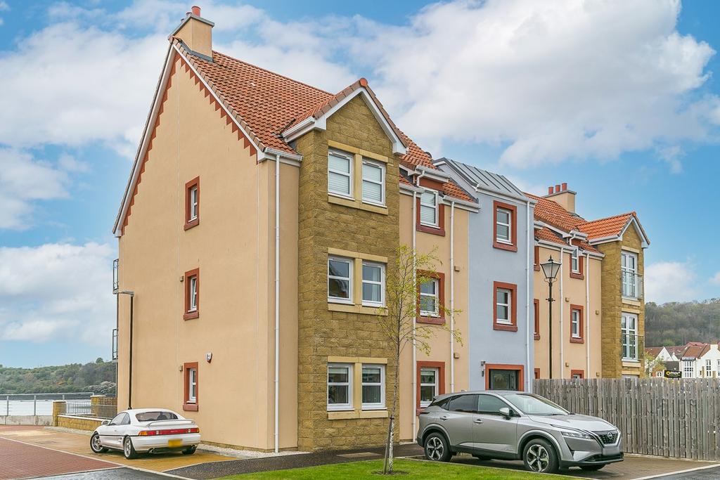 Harbour Place, Dalgety Bay, Dunfermline, KY11 2 bed flat £240,000