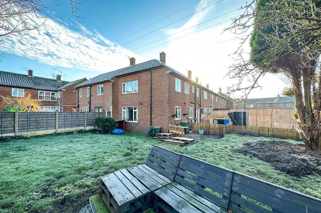 Erskine Road, Partington, Manchester... 3 bed terraced house £140,000