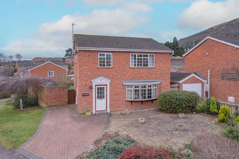 44 Tennyson Drive, Malvern, Worcestershire, WR14 3 bed detached house