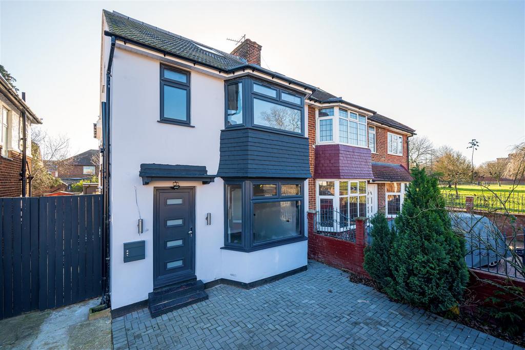 Upper Pennine Drive, Golders Green Estate, NW2 2 bed flat for sale £530,000