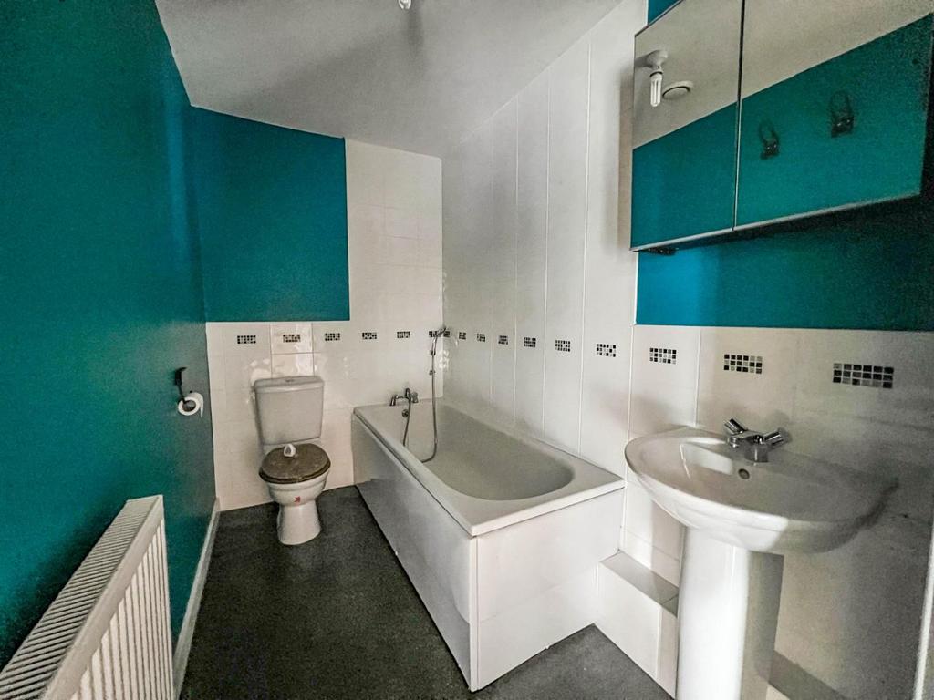 Bathroom g.JPG