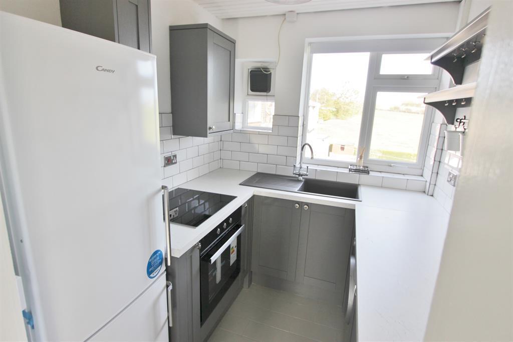 Barnes Avenue, Dronfield Woodhouse... 2 bed flat £625 pcm (£144 pw)