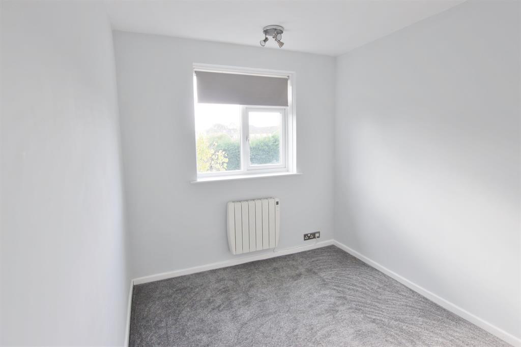 Barnes Avenue, Dronfield Woodhouse... 2 bed flat £625 pcm (£144 pw)