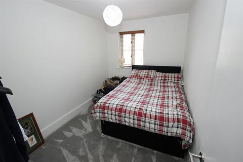 2 bedroom apartment to rent, Montague Road, Sale