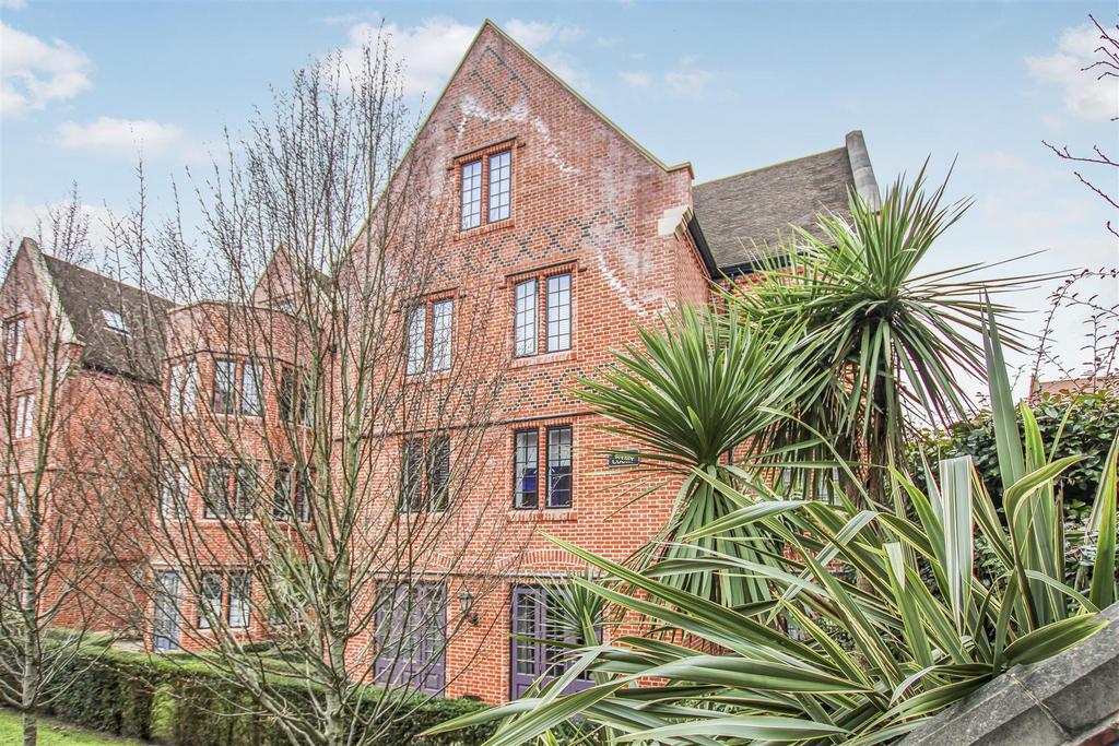 The Galleries, Warley, Brentwood 1 bed apartment for sale £305,000