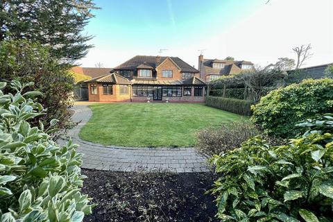 8 Hutton Gate, Hutton, Brentwood, CM13 2XA