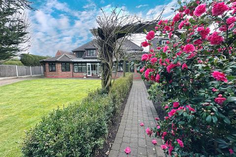 8 Hutton Gate, Hutton, Brentwood, CM13 2XA