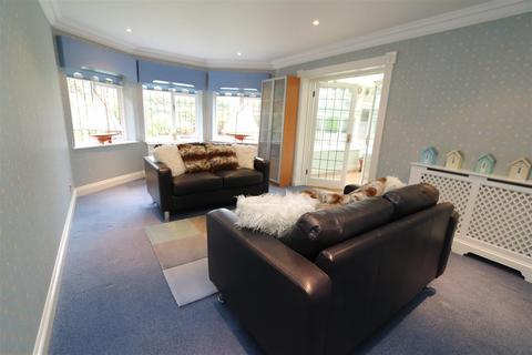 8 Hutton Gate, Hutton, Brentwood, CM13 2XA