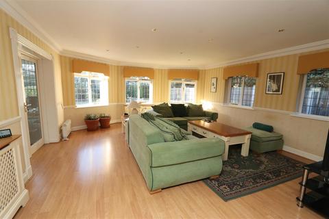 8 Hutton Gate, Hutton, Brentwood, CM13 2XA