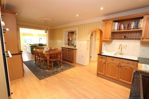 8 Hutton Gate, Hutton, Brentwood, CM13 2XA
