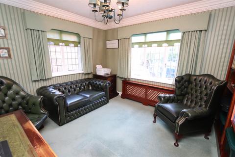 8 Hutton Gate, Hutton, Brentwood, CM13 2XA