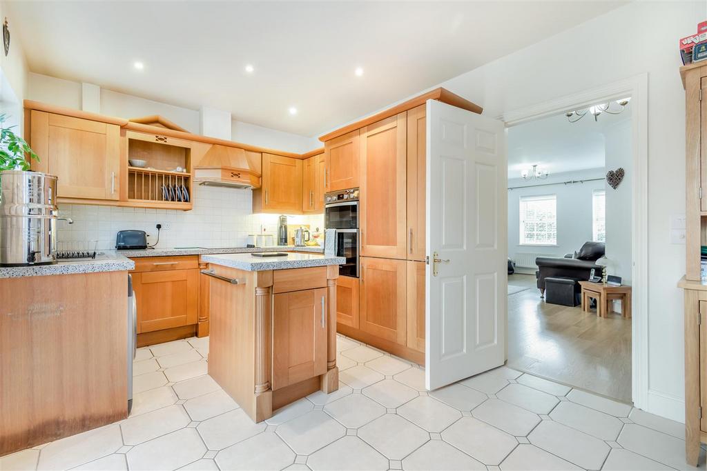 Braeburn Way, Kings Hill, ME19 4EP 3 bed link detached house £550,000