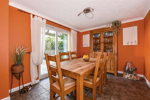 25 Barnfield Rise, Andover, SP10 2UQ