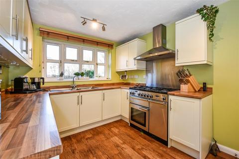 25 Barnfield Rise, Andover, SP10 2UQ