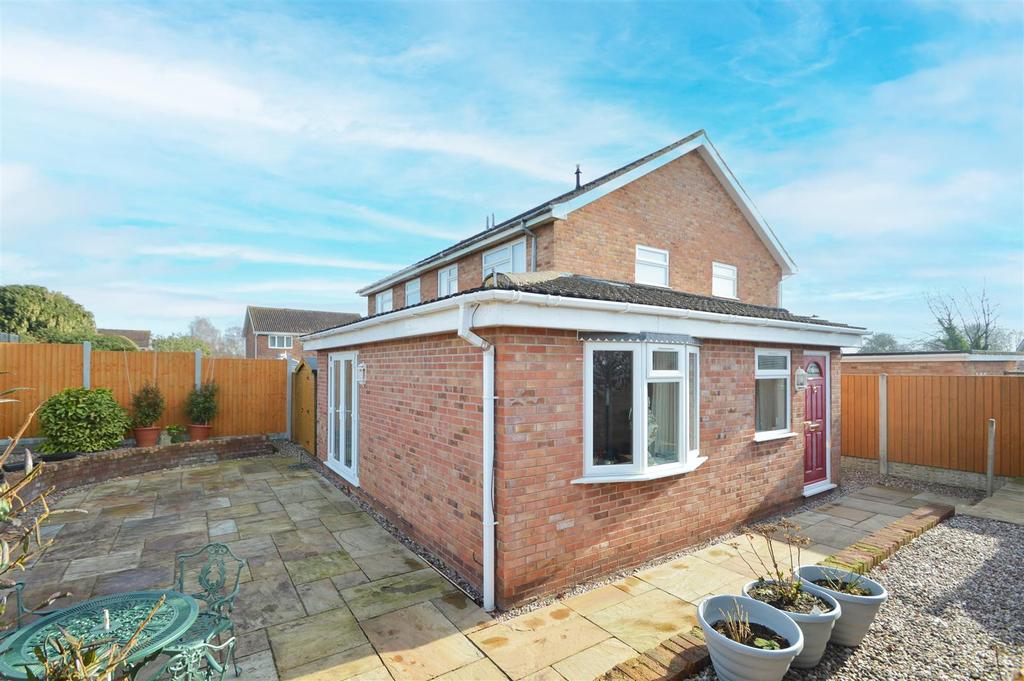 Primrose Drive, Sutton Park, Shrewsbury 3 bed semidetached house £