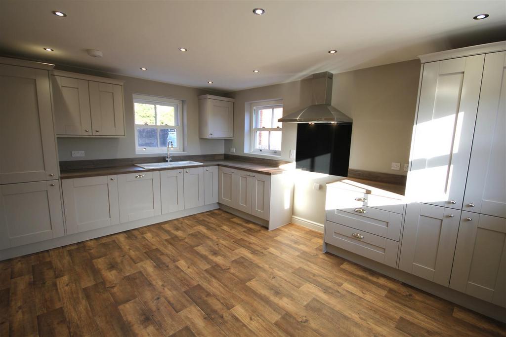 Watt Place, Cheadle 4 bed detached house - £325,000