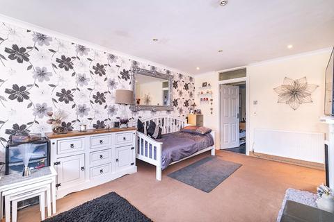 6 Ferriers Way, Epsom, KT18 5TJ